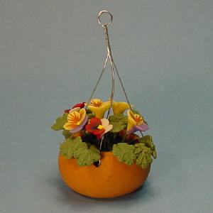Hängetopf mit Blumen